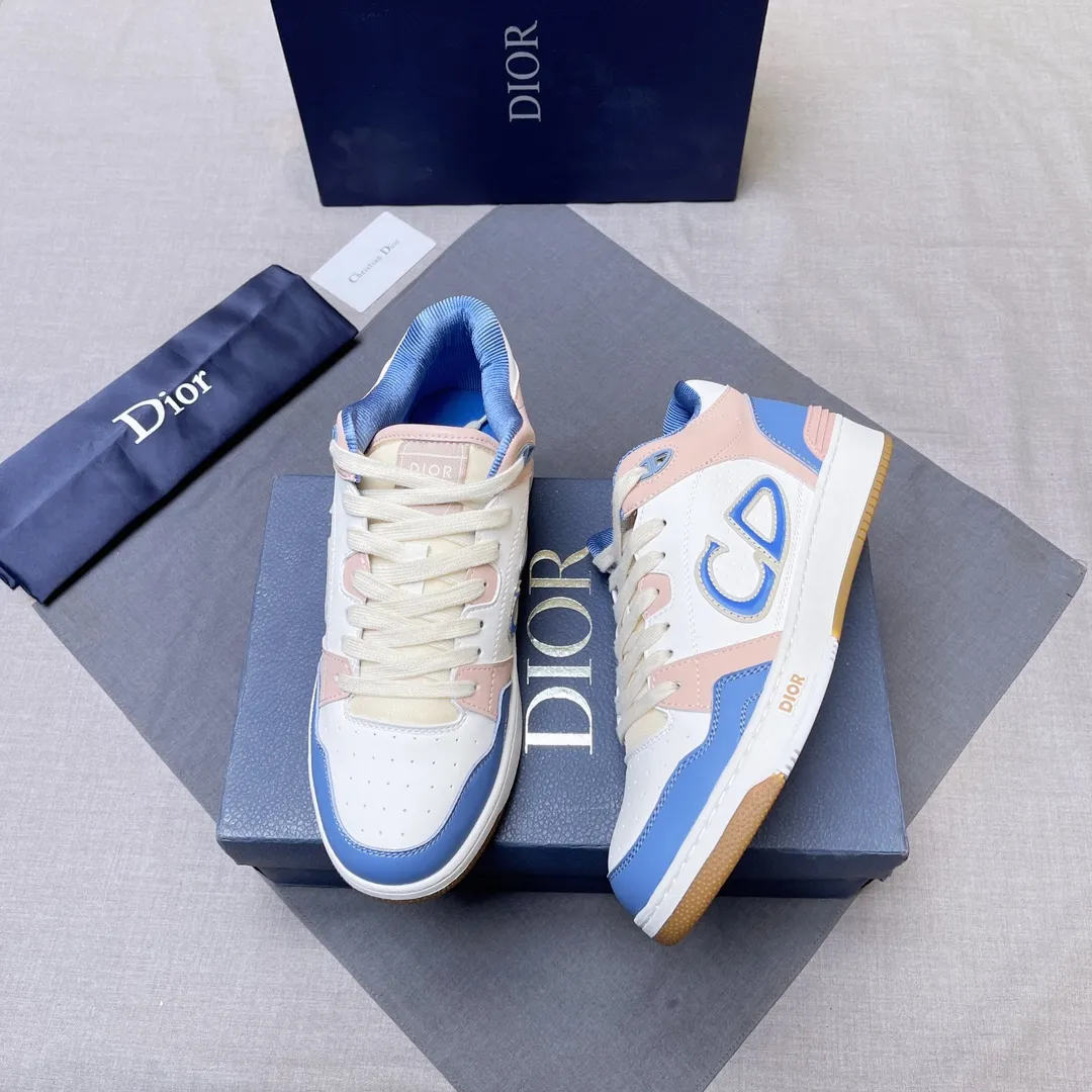 P420 Dior B57 low-top sneakers 2024 spring men's series new product launch [Celebrate][Celebrate][Celebrate], reinterpret the basketball shoe design and become Dior's classic item [strong][strong][strong], carefully crafted in black and cream white smooth cowhide, with beige suede, and the leather CD logo is displayed on the side Zhi, the tongue, sole and back side are decorated with various distinctive details to enhance the style[666][666], while the eyelet details, topstitching and rubber panels highlight the dynamic charm of its athletic style[strong][strong][strong]. It has a two-color rubber sole, which can be matched with various clothing to create a refined look. Size: 38 to 45 No. 067